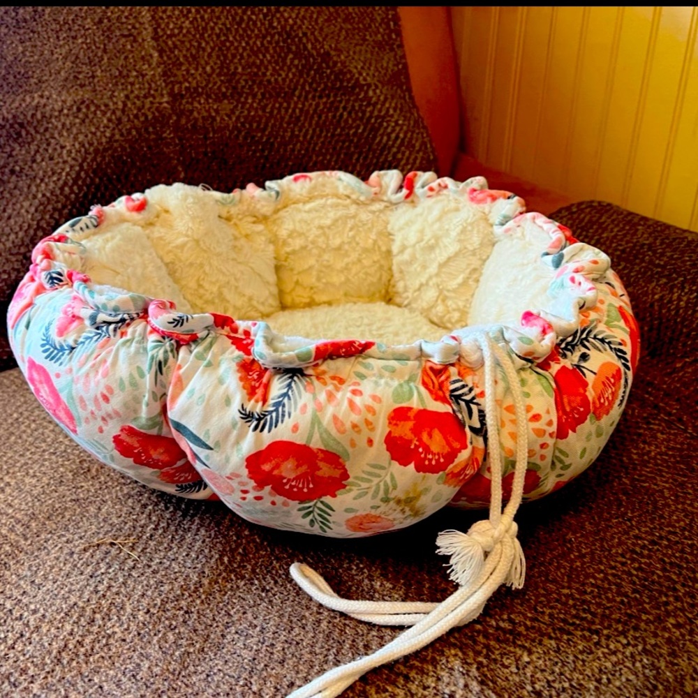 Fancy floral pet bed